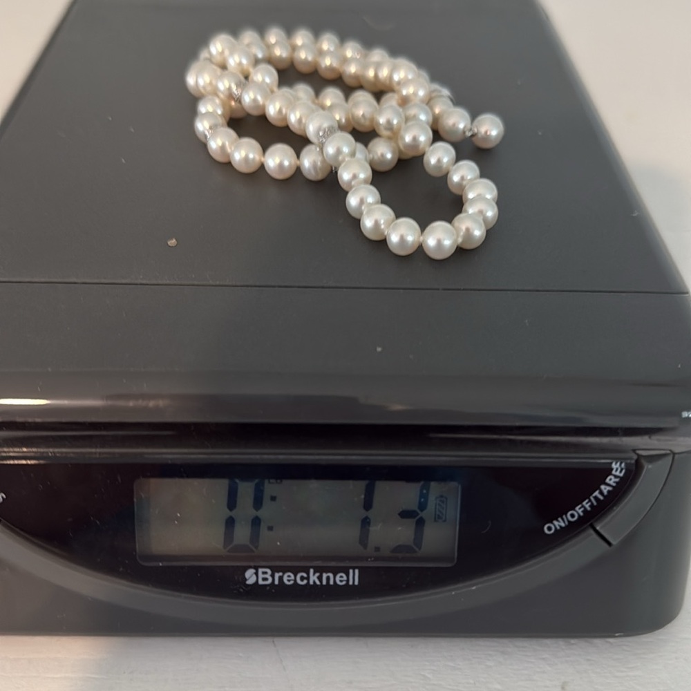 Vintage 20 inch high quality costume pearl necklace.
FINAL MARKDOWN. - Picture 10 of 11